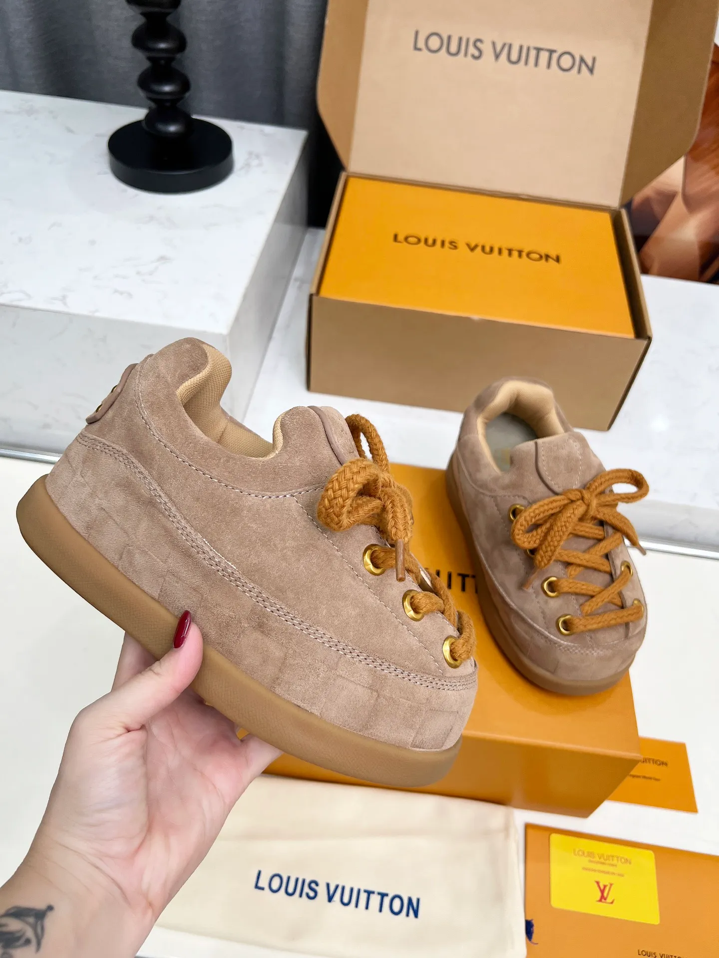[L Family] P: 740💰 Couple model, size: women 35-41 (customized at 41 for women), 39-46 for men (customized at 45.46) The 2025 iteration of this Time Out sneaker, couple model, LV co-branded nigo, donkey brand, Louis Vuitton, ugly, cute😍Many Internet celebrities have shown off their feet, a classic and versatile item. Fabric: Imported high mercerized cow suede. Lining: high-grade elastic mesh, outsole: original molded outsole, palm print rubber outsole with hidden L letter and Monongram flower.